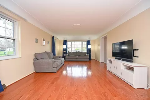 Living - 525 Riddle Rd, Cincinnati, OH 45231 photo 2 of 8