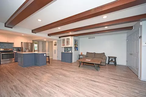Living - 525 Riddle Rd, Cincinnati, OH 45231 photo 5 of 8