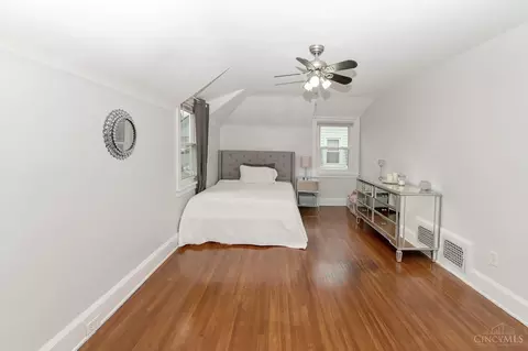 Bedroom - 3606 Madison Rd, Cincinnati, OH 45209 photo 2 of 6