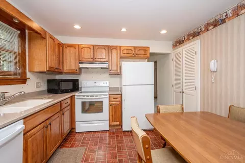 Kitchen - 1874 Creswell Dr, Cincinnati, OH 45240 photo 2 of 3