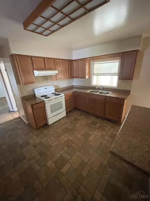 Kitchen - 8379 Beta Ave, Cincinnati, OH 45231 photo 1 of 2