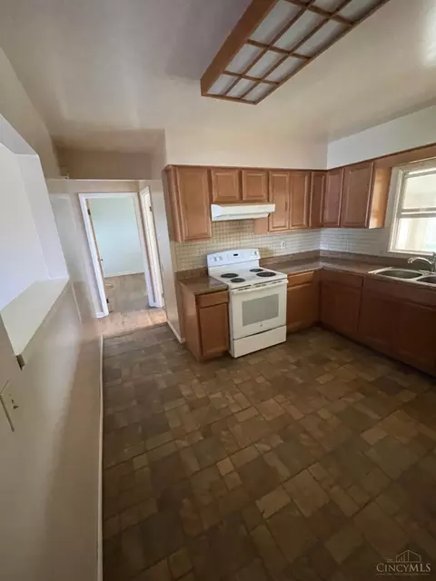 Kitchen - 8379 Beta Ave, Cincinnati, OH 45231 photo 2 of 2