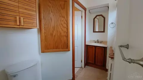 Bath - 3420 Beaumont Pl, Cincinnati, OH 45205 photo 2 of 4