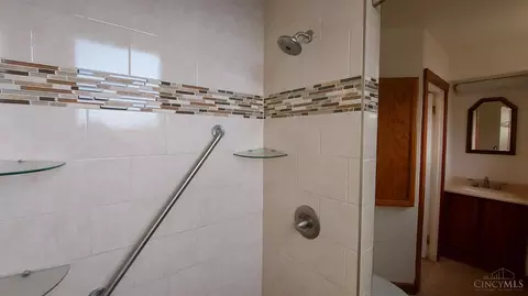 Bath - 3420 Beaumont Pl, Cincinnati, OH 45205 photo 3 of 4