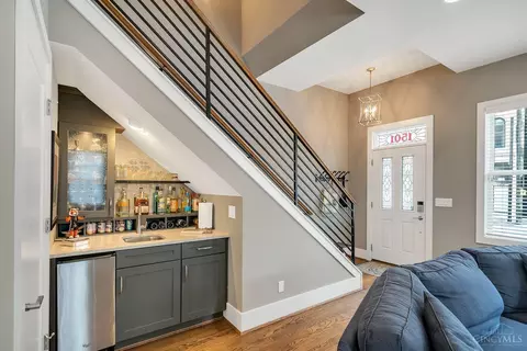 Living - 1501 Elm St, Cincinnati, OH 45202 photo 3 of 7
