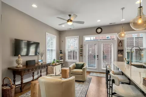 Living - 1501 Elm St, Cincinnati, OH 45202 photo 5 of 7