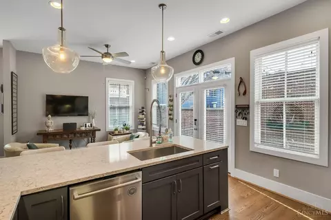 Kitchen - 1501 Elm St, Cincinnati, OH 45202 photo 4 of 4
