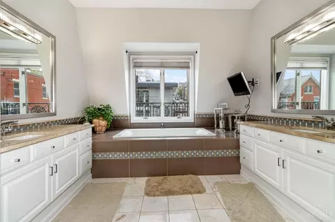 Bath - 974 Hatch St, Cincinnati, OH 45202 photo 2 of 4