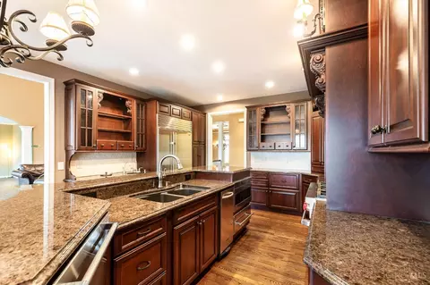 Kitchen - 2662 Lytham Ct, Cincinnati, OH 45233 photo 3 of 8