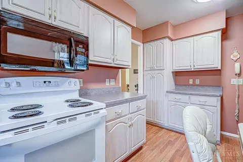 Kitchen - 1735 Patrick Dr, Cincinnati, OH 45204 photo 4 of 5