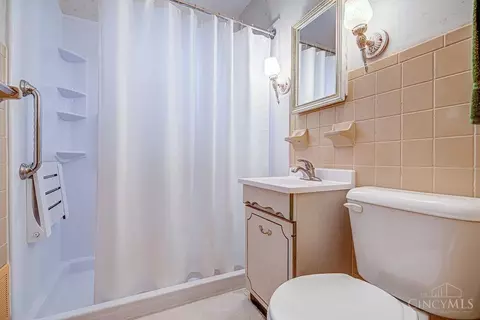 Bath - 1735 Patrick Dr, Cincinnati, OH 45204 photo 1 of 1