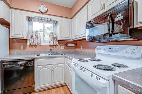 Kitchen - 1735 Patrick Dr, Cincinnati, OH 45204 photo 3 of 5
