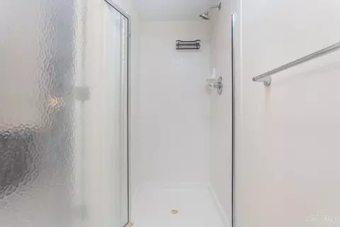 Bath - 6542 Silverfox Dr, Cincinnati, OH 45230 photo 6 of 7