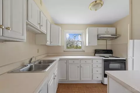 Kitchen - 5415 Fox, Cincinnati, OH 45239 photo 7 of 8