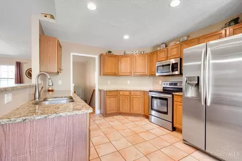 Kitchen - 6645 Woodsedge Dr, Liberty Township, OH 45044 photo 2 of 2