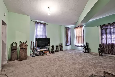 Living - 5720 Madison Rd, Cincinnati, OH 45227 photo 3 of 3