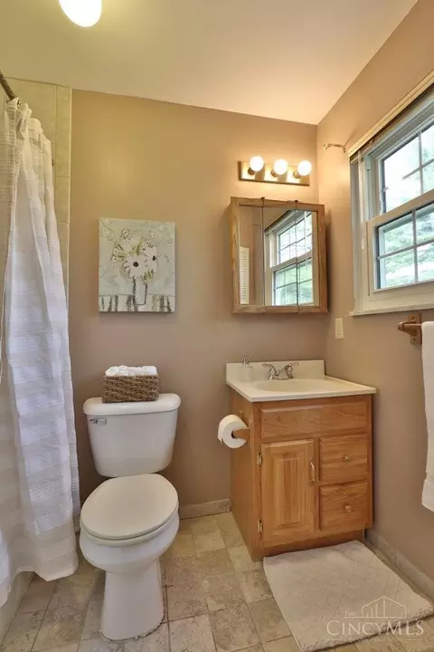 Bath - 10021 Windzag Ln, Montgomery, OH 45242 photo 4 of 7