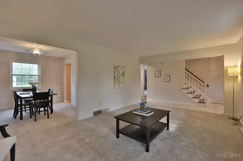 Living - 10021 Windzag Ln, Montgomery, OH 45242 photo 3 of 7