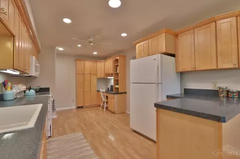 Kitchen - 10021 Windzag Ln, Montgomery, OH 45242 photo 4 of 5