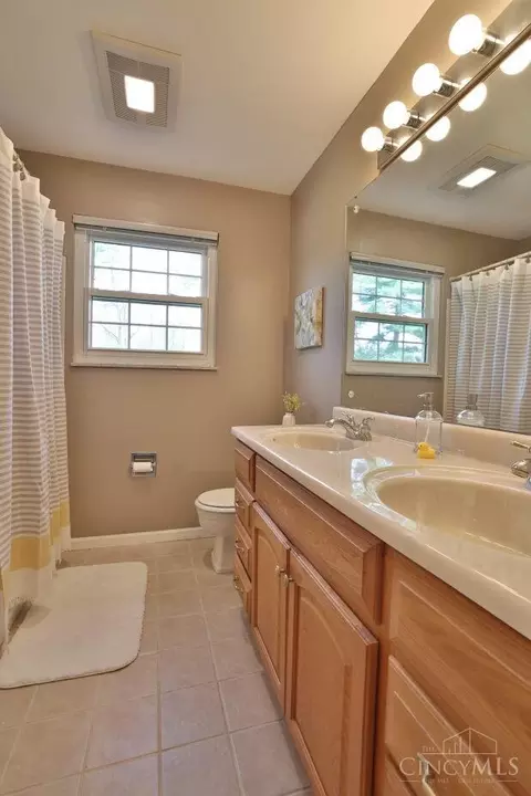 Bath - 10021 Windzag Ln, Montgomery, OH 45242 photo 6 of 7