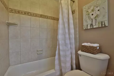 Bath - 10021 Windzag Ln, Montgomery, OH 45242 photo 5 of 7