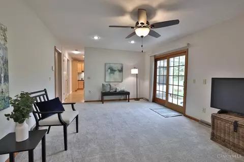 Living - 10021 Windzag Ln, Montgomery, OH 45242 photo 6 of 7