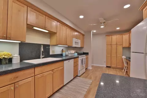 Kitchen - 10021 Windzag Ln, Montgomery, OH 45242 photo 5 of 5