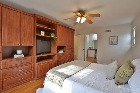 Bedroom - 10021 Windzag Ln, Montgomery, OH 45242 photo 1 of 7
