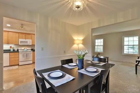 Dining - 10021 Windzag Ln, Montgomery, OH 45242 photo 2 of 4