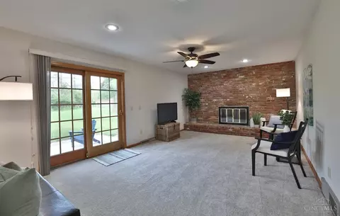 Living - 10021 Windzag Ln, Montgomery, OH 45242 photo 4 of 7