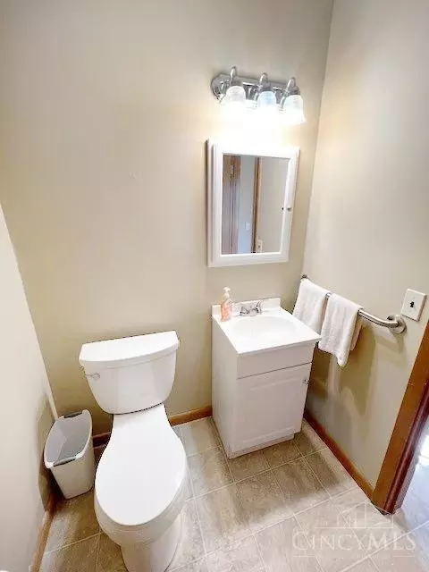 Bath - 845 Ligorio Ave, Greenhills, OH 45218 photo 5 of 6