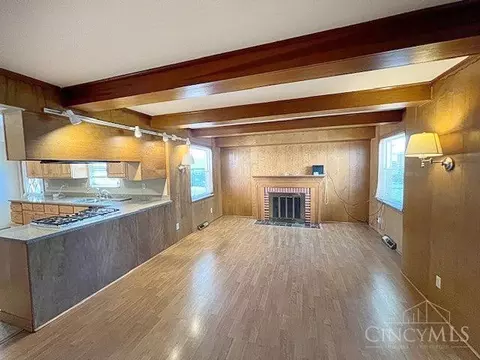 Living - 845 Ligorio Ave, Greenhills, OH 45218 photo 2 of 3