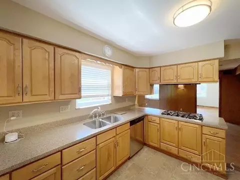Kitchen - 845 Ligorio Ave, Greenhills, OH 45218 photo 3 of 4