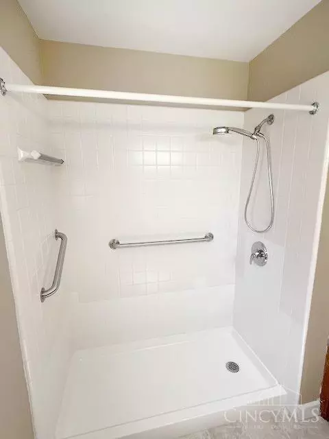 Bath - 845 Ligorio Ave, Greenhills, OH 45218 photo 6 of 6