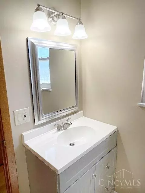 Bath - 845 Ligorio Ave, Greenhills, OH 45218 photo 3 of 6