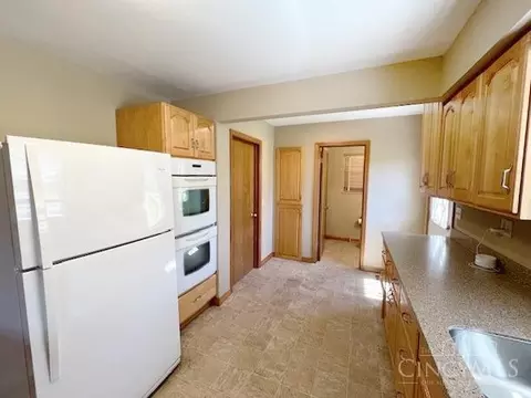 Kitchen - 845 Ligorio Ave, Greenhills, OH 45218 photo 2 of 4