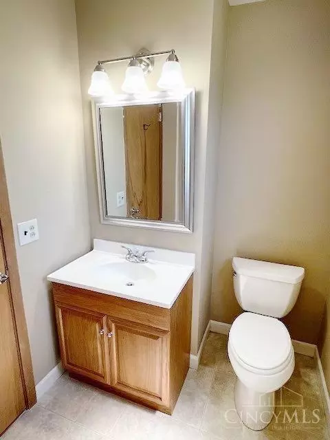 Bath - 845 Ligorio Ave, Greenhills, OH 45218 photo 4 of 6