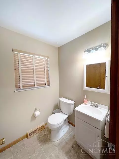 Bath - 845 Ligorio Ave, Greenhills, OH 45218 photo 1 of 6