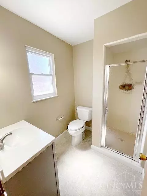 Bath - 845 Ligorio Ave, Greenhills, OH 45218 photo 2 of 6