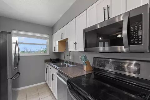 Kitchen - 11884 Hamden Dr, Forest Park, OH 45240 photo 2 of 3