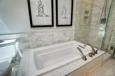 Bath - 1920 Gregory Ln, Cincinnati, OH 45206 photo 5 of 10
