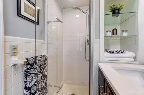 Bath - 1920 Gregory Ln, Cincinnati, OH 45206 photo 7 of 10