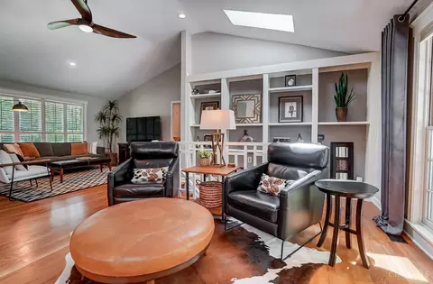 Living - 1920 Gregory Ln, Cincinnati, OH 45206 photo 5 of 8