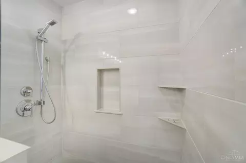 Bath - 3035 Cinnamon St, Cincinnati, OH 45208 photo 3 of 5