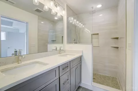 Bath - 3035 Cinnamon St, Cincinnati, OH 45208 photo 2 of 5