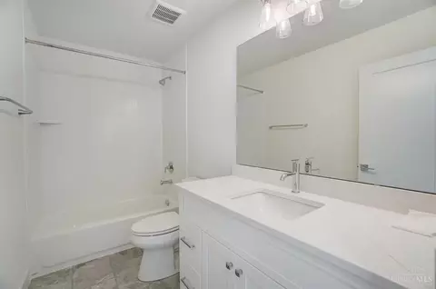 Bath - 3035 Cinnamon St, Cincinnati, OH 45208 photo 4 of 5
