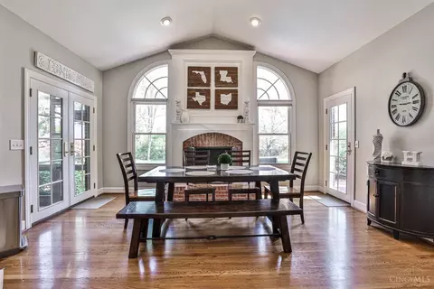 Living - 7680 Foxgate Ln, Cincinnati, OH 45243 photo 5 of 7