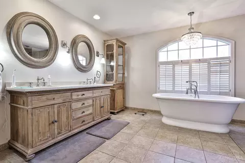 Bath - 7680 Foxgate Ln, Cincinnati, OH 45243 photo 2 of 6