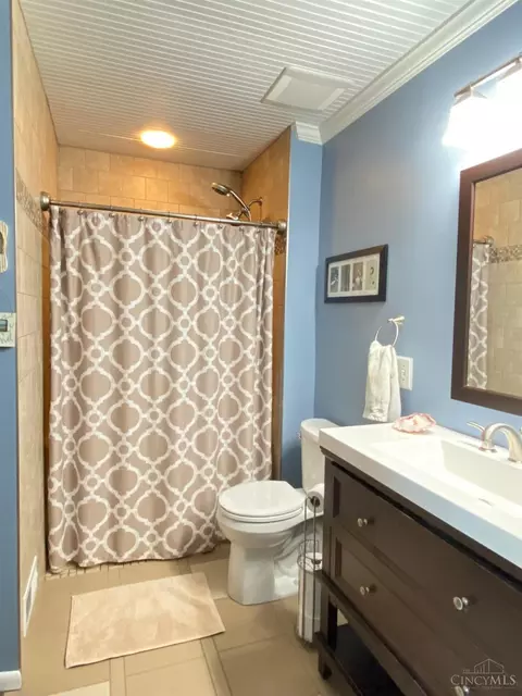 Bath - 2347 Cranbrook Dr, Cincinnati, OH 45231 photo 3 of 5