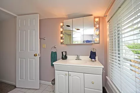 Bath - 4822 Laurel Ave, Blue Ash, OH 45242 photo 4 of 5